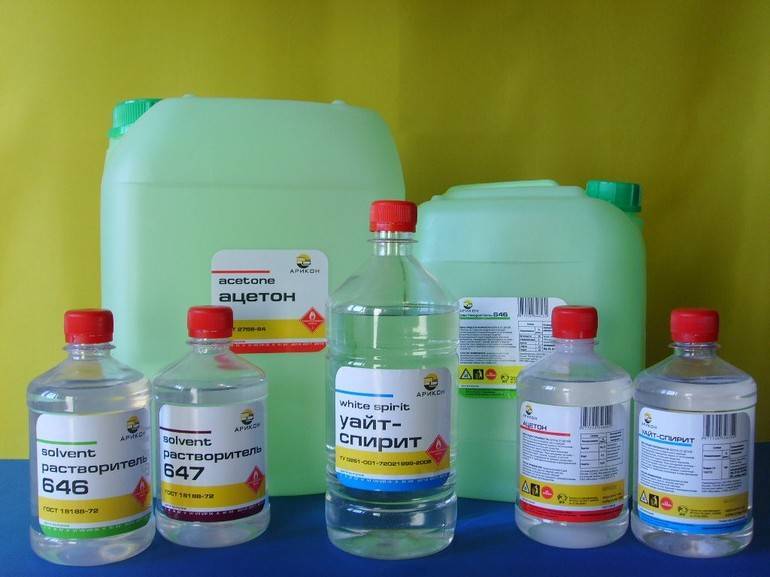 Qu'est-ce qui fait pleurer les fenêtres en plastique de l'intérieur et comment y faire face
