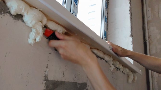 L'excès de mousse est coupé