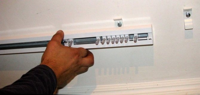 Comment installer rapidement des stores au plafond de vos propres mains
