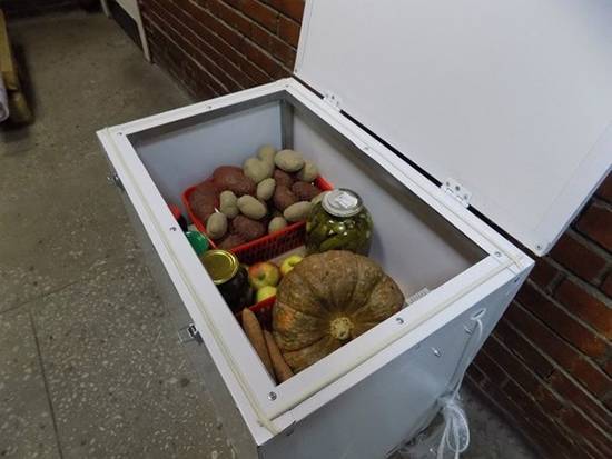 Comment conserver les légumes sur le balcon en hiver: nous fabriquons une boîte thermo avec et sans chauffage