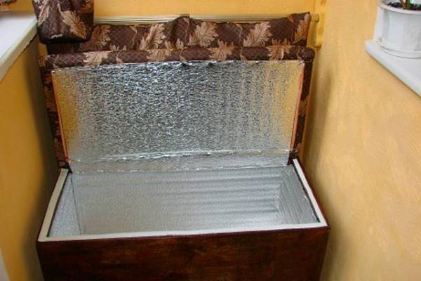 Comment conserver les légumes sur le balcon en hiver: nous fabriquons une boîte thermo avec et sans chauffage