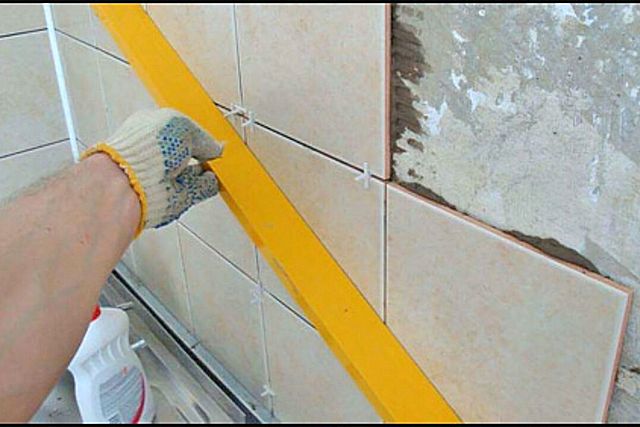 Comment coller des carreaux sur un parpaing