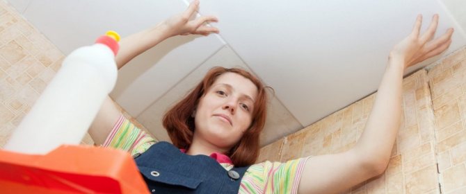 Comment coller des carreaux de plafond en mousse ou en polystyrène