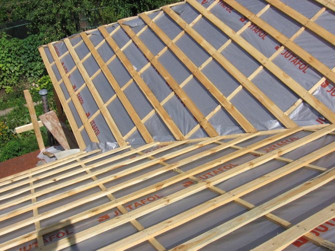 Comment attacher de la laine minérale au mur d'une maison en bois