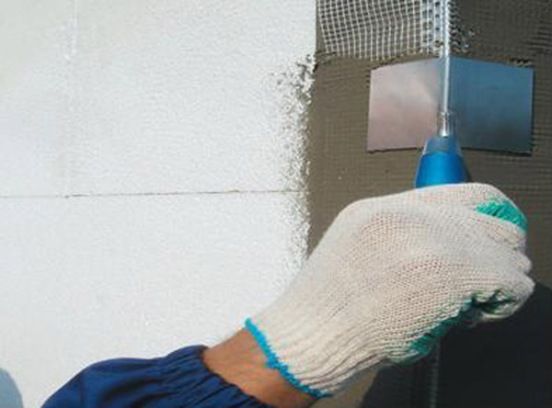 Como prender isopor em uma parede gessada