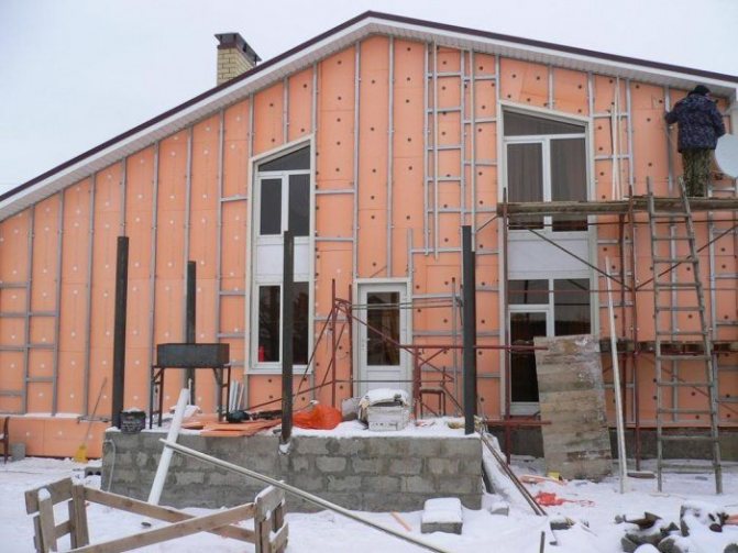 Comment fixer du penoplex de 20 mm sur un mur de briques et des cloisons sèches