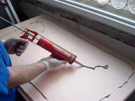 Comment fixer du penoplex de 20 mm sur un mur de briques et des cloisons sèches
