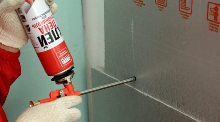 Comment fixer du penoplex de 20 mm sur un mur de briques et des cloisons sèches