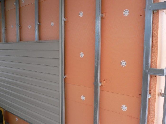 Comment fixer du penoplex de 20 mm sur un mur de briques et des cloisons sèches