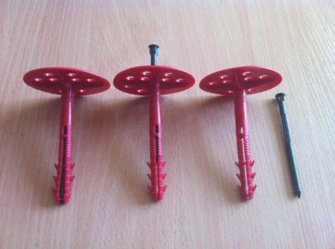 Comment fixer du penoplex de 20 mm sur un mur de briques et des cloisons sèches