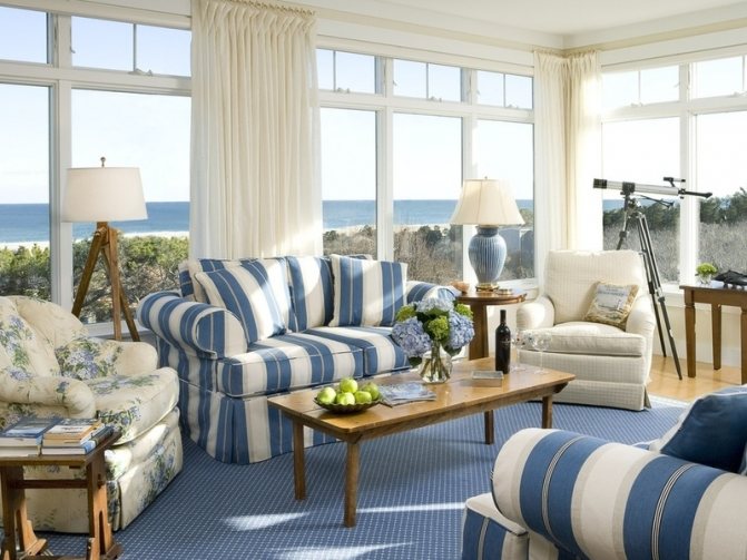 Comment décorer une fenêtre dans un salon de style marin