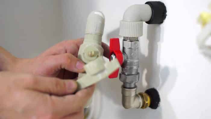 comment couper l'eau chaude dans l'appartement