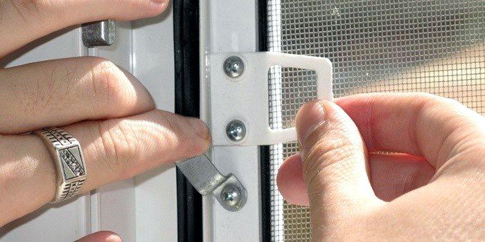 Comment placer un treillis sur une fenêtre en plastique vidéo