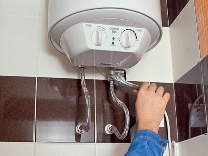 Comment accrocher et fixer un chauffe-eau sur différents types de murs: bois, blocs de mousse, plaques de plâtre et autres