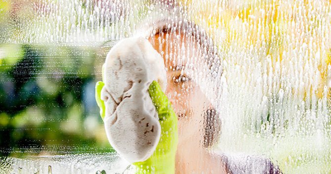Comment nettoyer correctement les fenêtres avec un nettoyant pour vitres