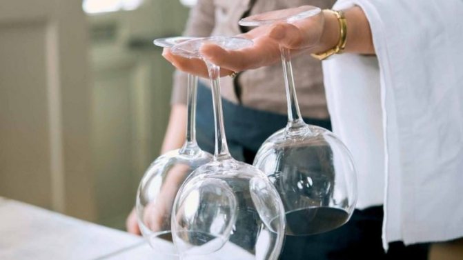 Comment bien nettoyer la verrerie: comment la laver pour qu'elle brille