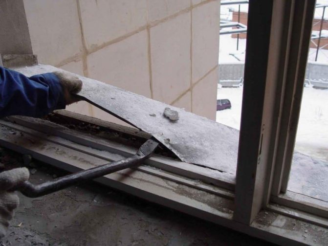 Wie man Holzfenster richtig zerlegt, indem man ein Fensterbrett zerlegt