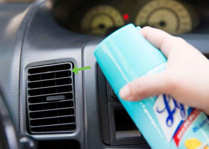 wie man eine Klimaanlage in einem Auto desinfiziert