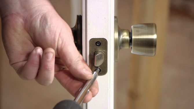 Comment démonter la poignée d'une porte d'entrée en fer