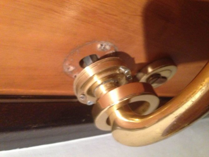 Comment démonter la poignée d'une porte d'entrée en fer