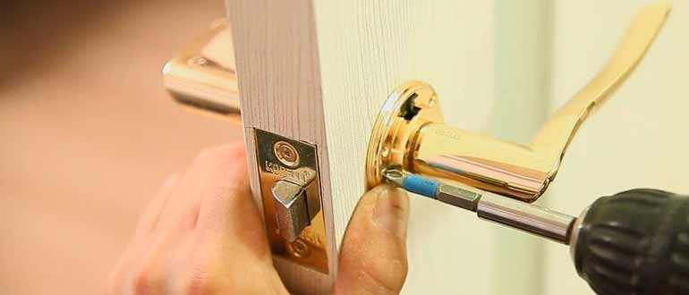 Comment démonter la poignée d'une porte d'entrée en fer