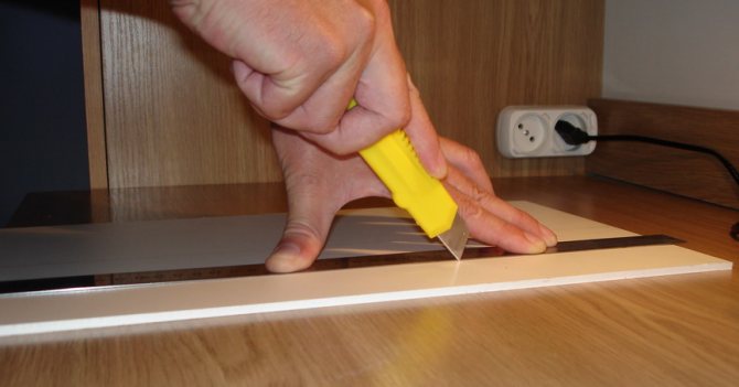 bir kesici ile plastik bir panel nasıl kesilir