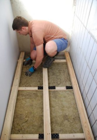 Wie man mit eigenen Händen einen Keller auf dem Balkon oder unter der Loggia des ersten Stocks macht