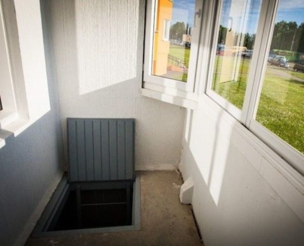 Wie man mit eigenen Händen einen Keller auf dem Balkon oder unter der Loggia des ersten Stocks macht