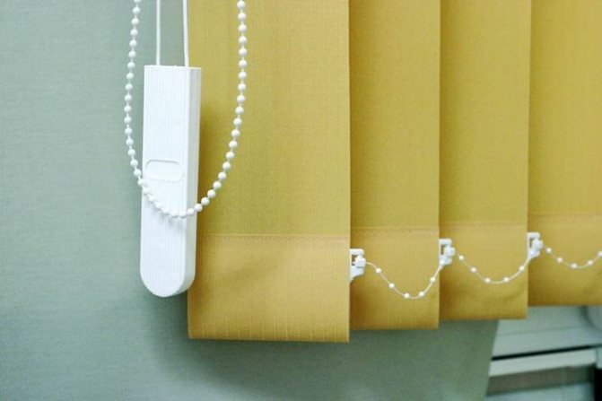 Comment assembler des stores verticaux