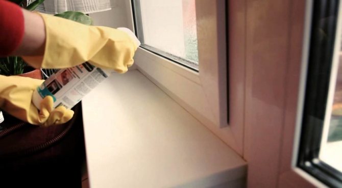 Comment enlever les restes de mousse de polyuréthane sur le rebord de la fenêtre