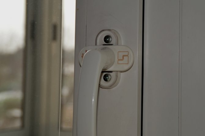 Comment installer des raccords sur une fenêtre en plastique