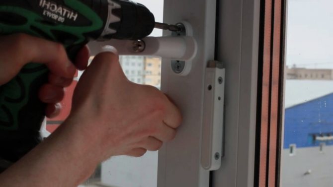 Comment installer des raccords sur une fenêtre en plastique