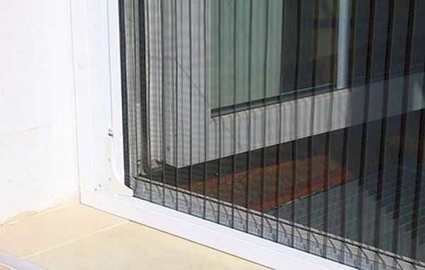 Wie installiere ich ein Moskitonetz an einem Plastikfenster? 30 Foto