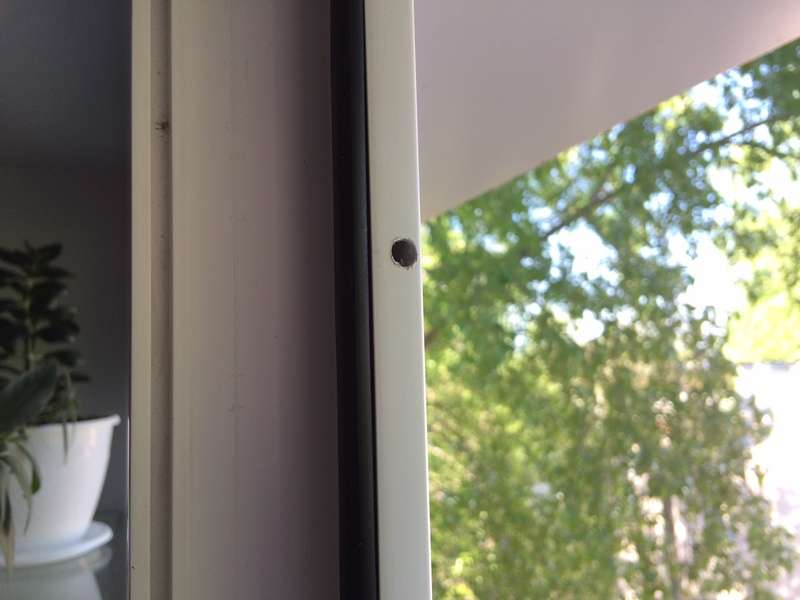 So installieren Sie ein Moskitonetz mit Ihren eigenen Händen an einem Plastikfenster