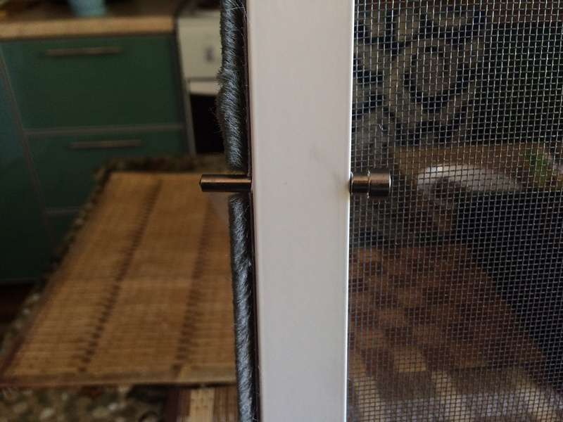 So installieren Sie ein Moskitonetz mit Ihren eigenen Händen an einem Plastikfenster