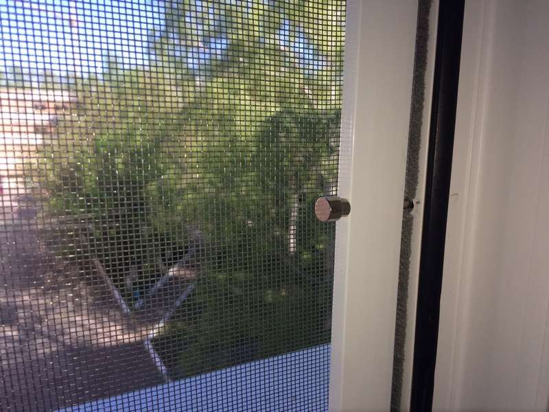 So installieren Sie ein Moskitonetz mit Ihren eigenen Händen an einem Plastikfenster