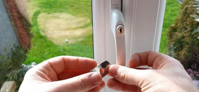 So installieren Sie einen Begrenzer mit eigenen Händen an einem Kunststofffenster: Arbeitsablauf und nützliche Tipps