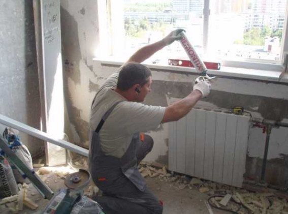 Comment installer un rebord de fenêtre en plastique: précision, propreté et oeil d'aigle