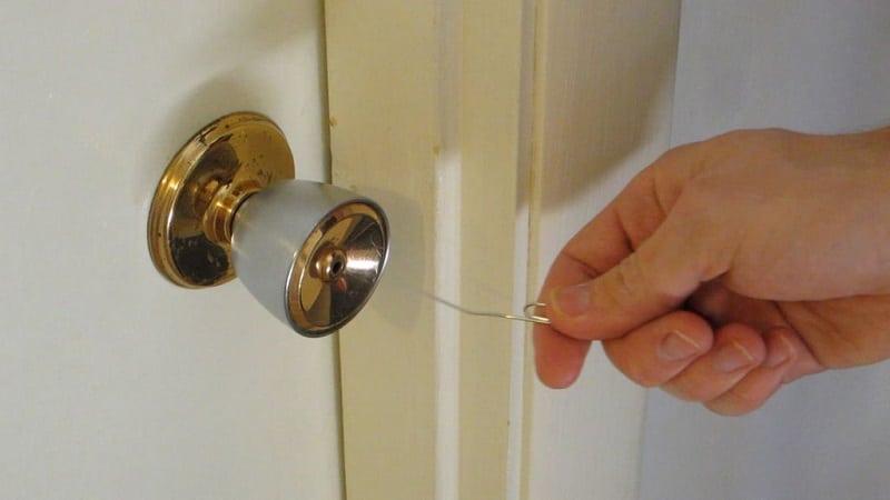 comment installer une poignée sur une porte intérieure avec un loquet