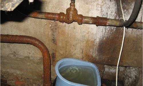 Bir ısıtma borusundaki bir sızıntı nasıl giderilir? Bir deliğin mekanik olarak kapatılması ve bir sızıntının kimyasal olarak kapatılması