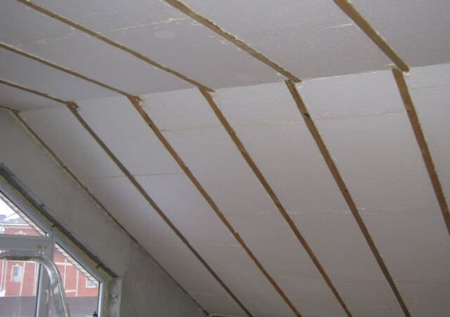 comment isoler le toit d'une maison de l'intérieur