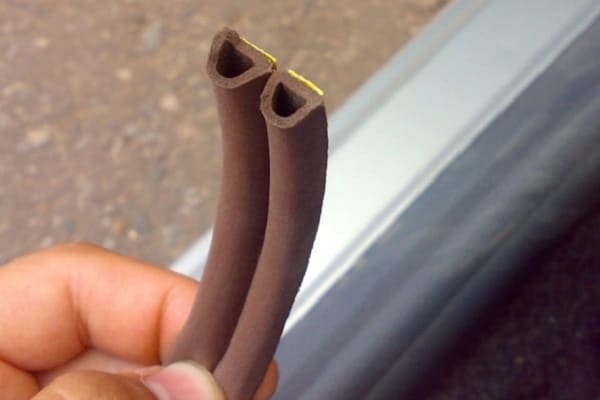 como escolher um selo para uma porta de metal de entrada corretamente