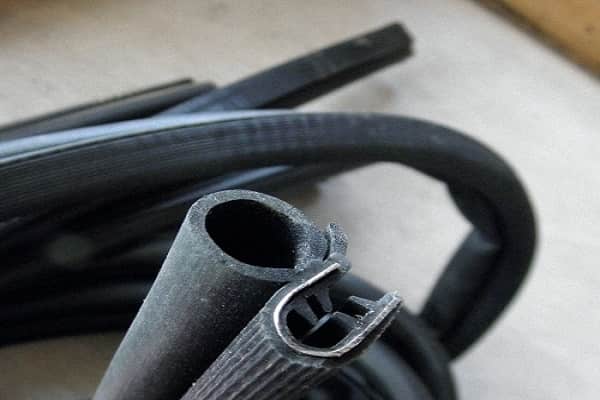 como escolher uma vedação para uma porta de metal de entrada: borracha