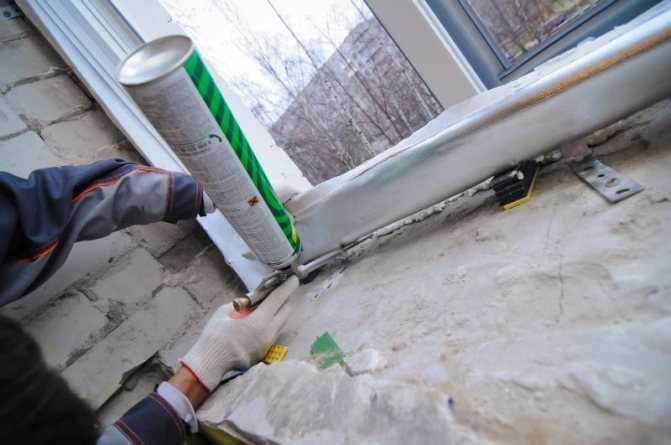 Comment remplacer le rebord d'une fenêtre en plastique de vos propres mains?