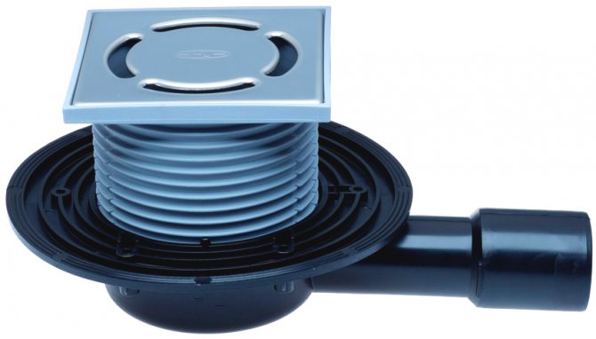 Le drain d'égout avec joint hydraulique se compose d'un siphon avec une grille amovible, d'un entonnoir de réception et d'un drain