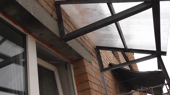 photo d'un balcon avec un toit