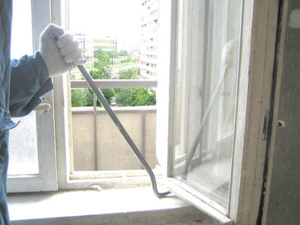 Bild der Demontage eines Fensterrahmens