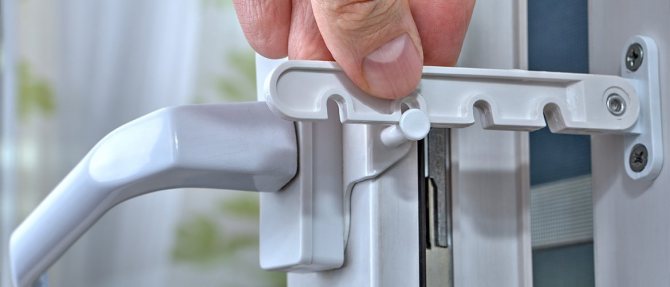 Image d'un peigne sur une fenêtre en plastique