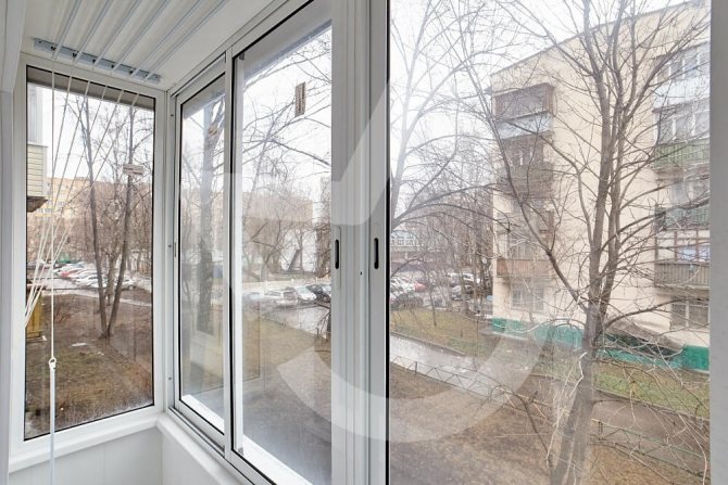 photo du balcon en verre froid