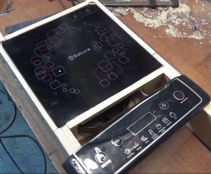 Table de cuisson à induction dans une caisse en bois